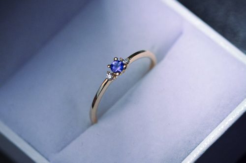 na jaki palec pierścionek zaręczynowy